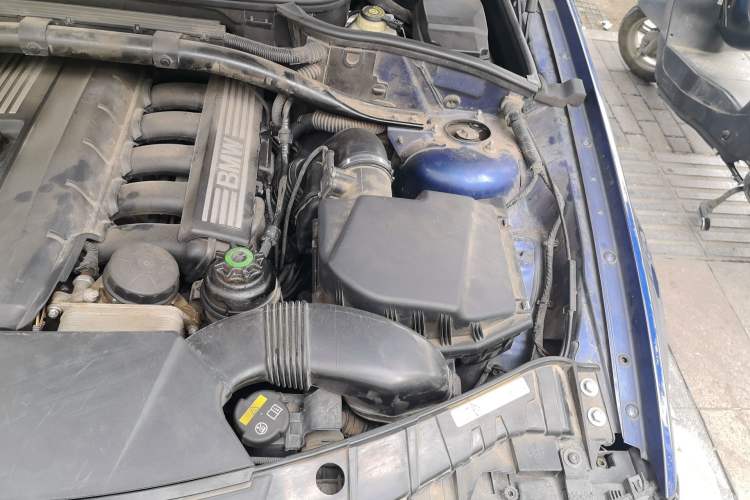 Used BMW X3 2009 xDrive25i Luxury Plus Model Engine Bay Left
