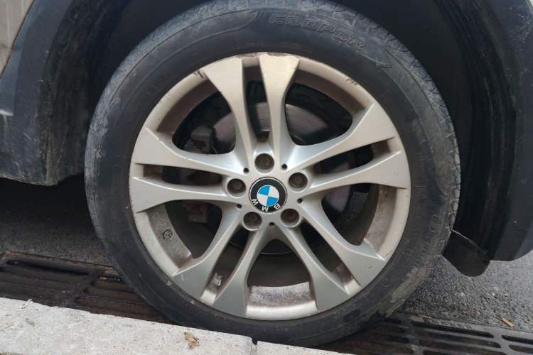 Used BMW X3 2009 xDrive25i Luxury Plus Model Right Front Wheel Hub