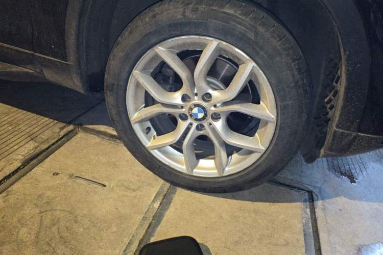 Used BMW X3 2011 xDrive28i Leading Model Right Front Wheel Hub