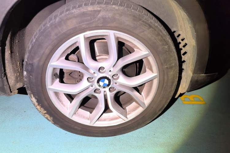 Used BMW X3 2011 xDrive28i Luxury Model Right Front Wheel Hub