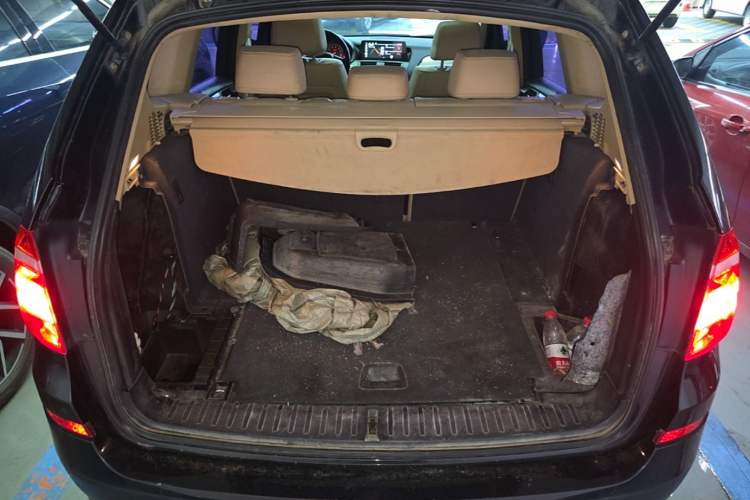 Used BMW X3 2011 xDrive28i Leading Model Trunk