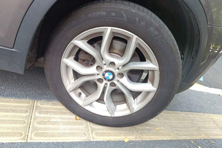 Used BMW X3 2011 xDrive28i Leading Model Right Front Wheel Hub