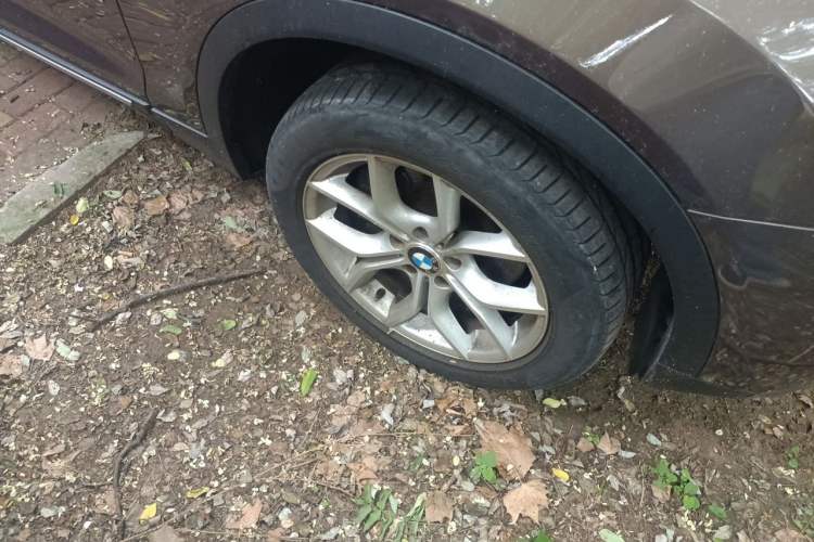 Used BMW X3 2011 xDrive28i Luxury Model Right Front Wheel Hub