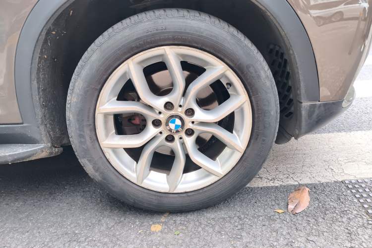 Used BMW X3 2011 xDrive28i Luxury Model Right Front Wheel Hub