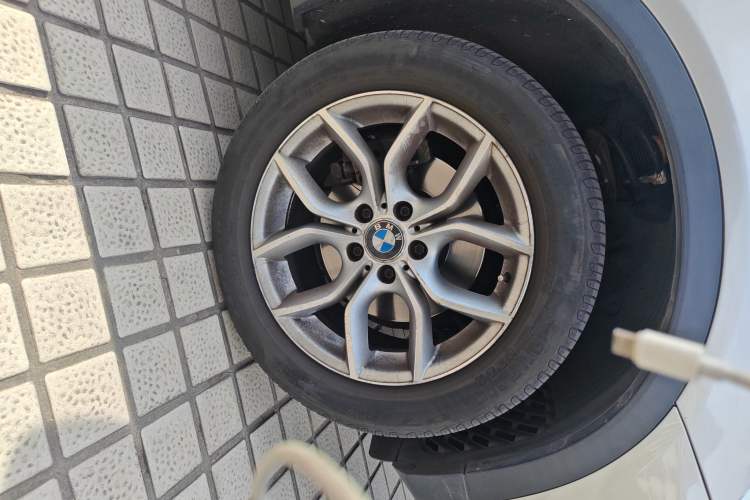 Used BMW X3 2012 xDrive28i Luxury Model Right Front Wheel Hub