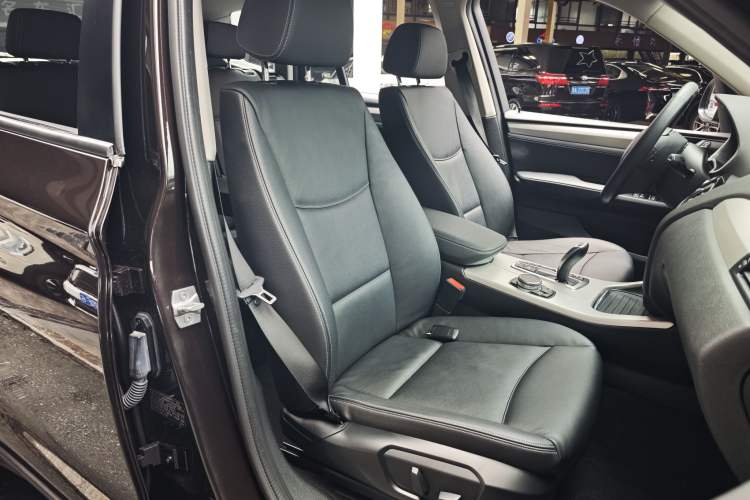 Used BMW X3 2014 xDrive28i Leading Model Right Front Seat