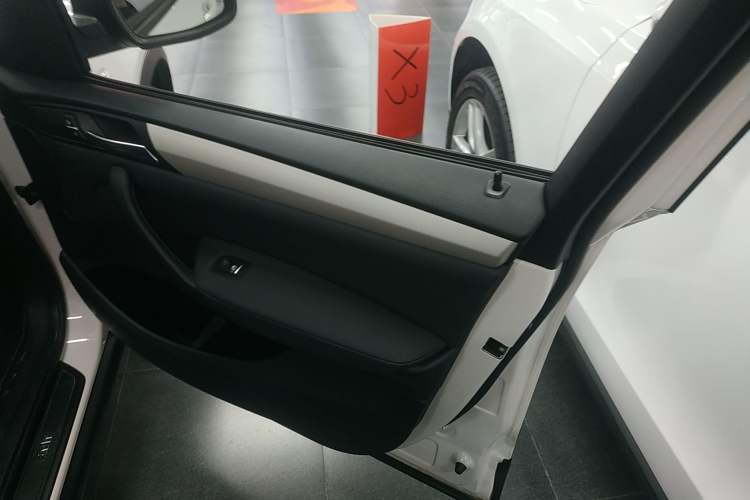 Used BMW X3 2014 xDrive20i Leading Model Right Front Door Interior