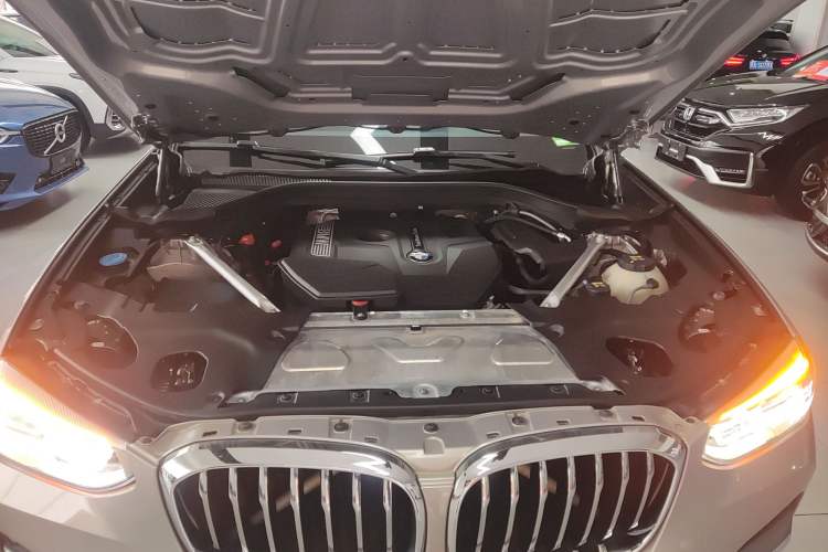 Used BMW X3 2018 xDrive25i Luxury Package China VI Emission Standard Engine Bay