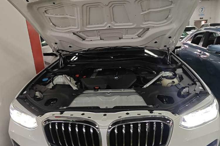 Used BMW X3 2018 xDrive28i Luxury Package China VI Emission Standard Engine Bay
