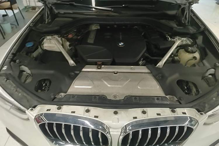Used BMW X3 2018 xDrive25i Luxury Package China VI Emission Standard Engine Bay