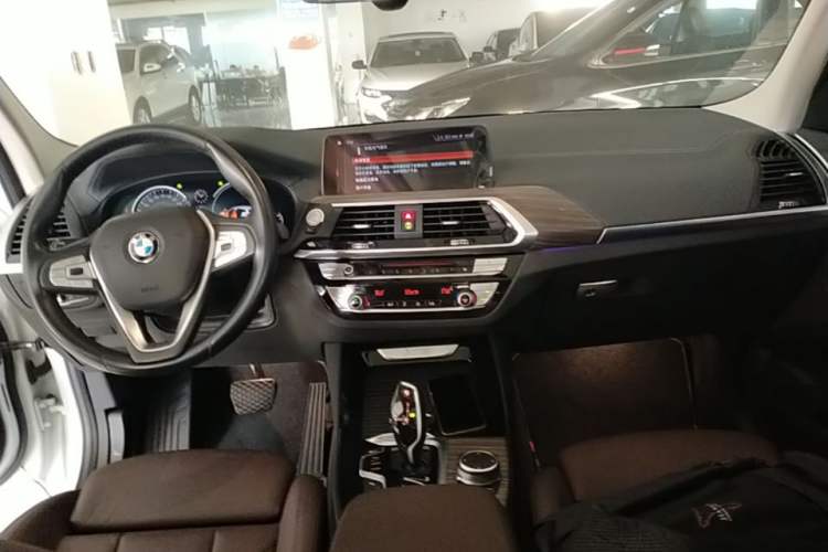 Used BMW X3 2019 xDrive28i Luxury Package Center Console