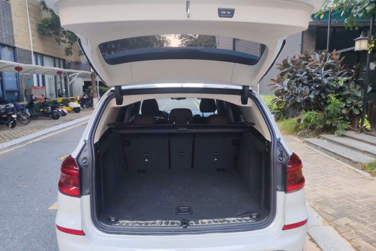 Used BMW X3 2019 xDrive28i Luxury Package Trunk