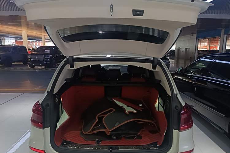 Used BMW X3 2019 xDrive28i Luxury Package Trunk