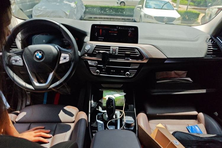Used BMW X3 2021 Facelift xDrive28i Luxury Package Center Console