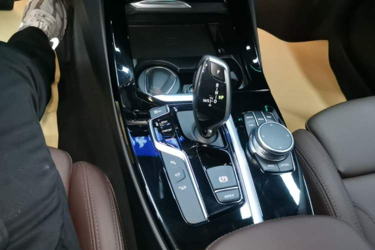 Used BMW X3 2021 xDrive30i Luxury Model with M Sport Package Gear Lever