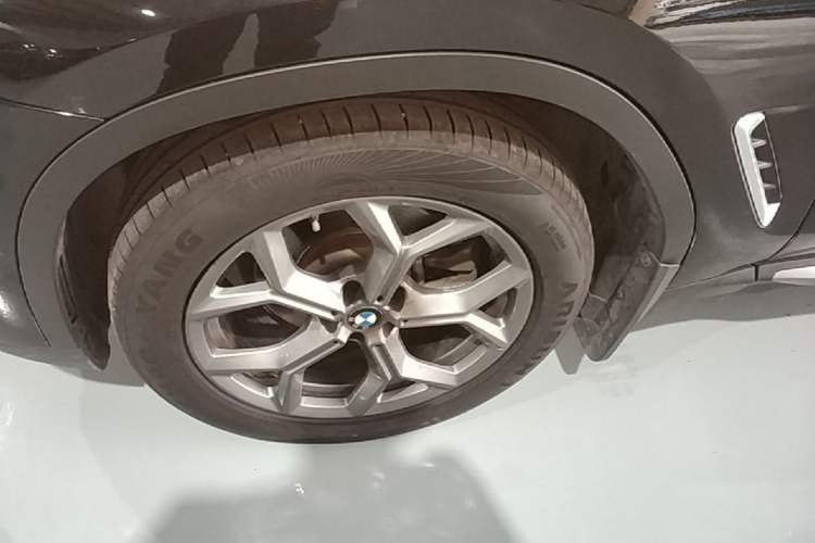 Used BMW X3 2021 xDrive30i Luxury Model with M Sport Package Left Front Wheel Hub