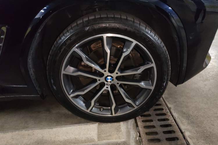 Used BMW X3 2021 xDrive30i Luxury Model with M Sport Package Right Front Wheel Hub
