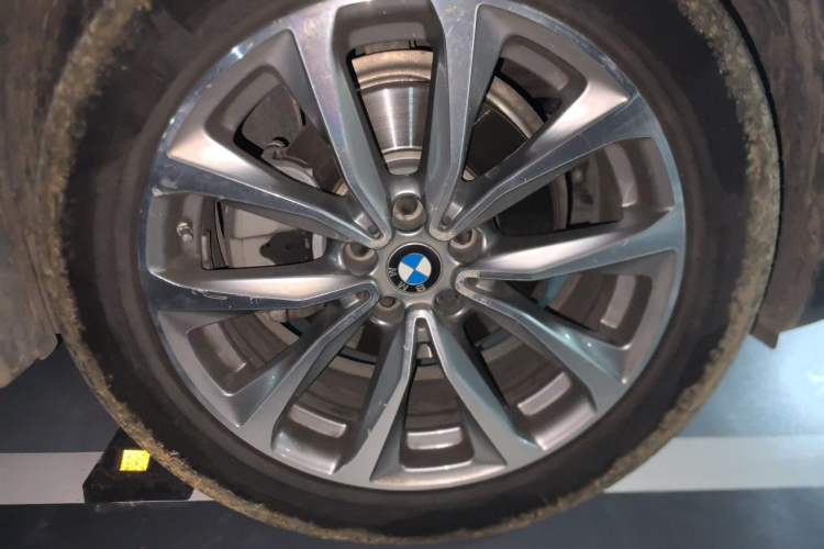 Used BMW X3 2021 xDrive25i Luxury Package Right Front Wheel Hub
