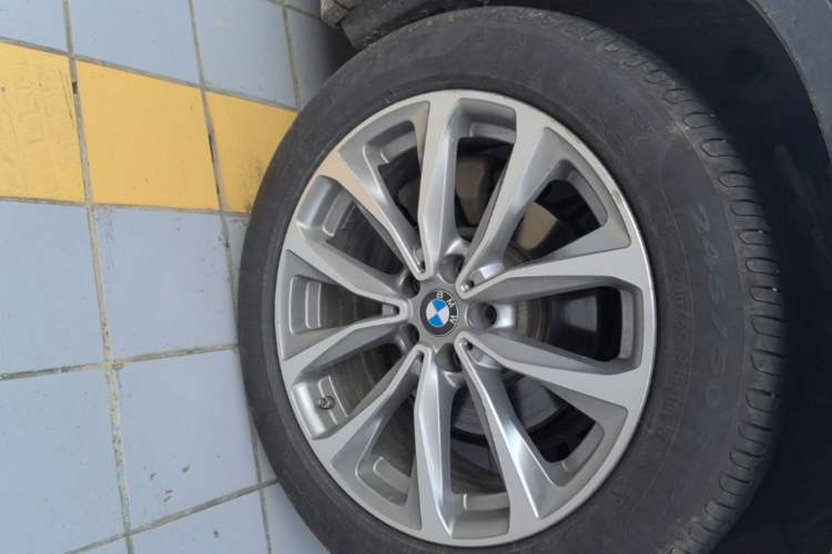Used BMW X3 2021 xDrive25i Luxury Package Left Front Wheel Hub
