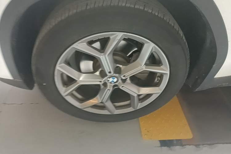 Used BMW X3 2021 xDrive28i Luxury Package Left Front Wheel Hub