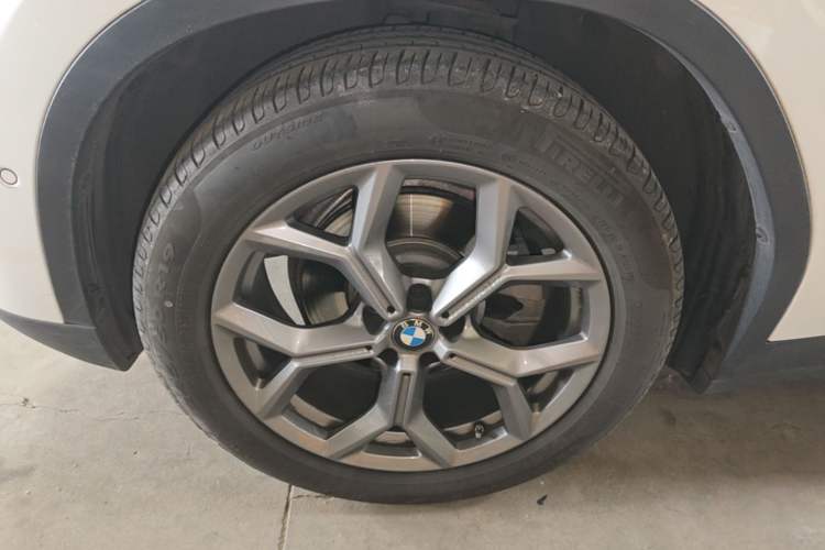 Used BMW X3 2021 xDrive28i Luxury Package Left Front Wheel Hub