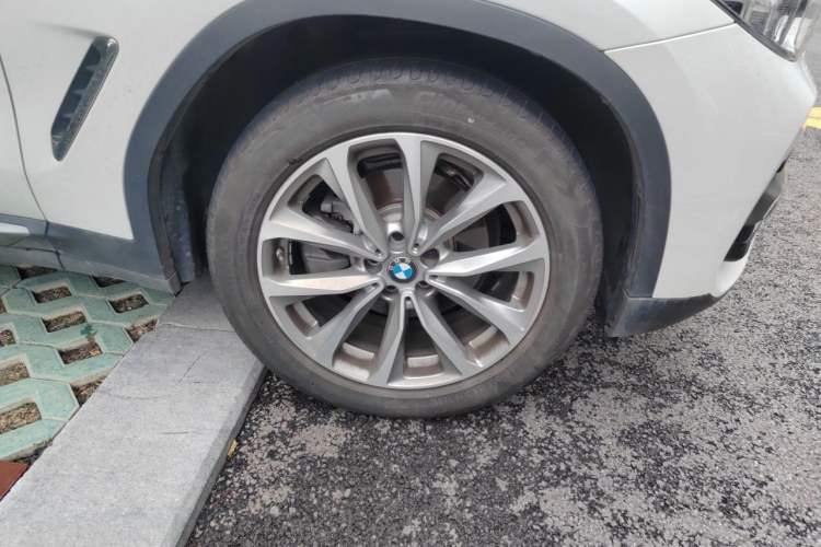 Used BMW X3 2021 xDrive25i Luxury Package Right Front Wheel Hub