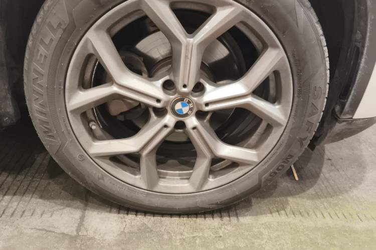 Used BMW X3 2021 xDrive28i Luxury Package Right Front Wheel Hub