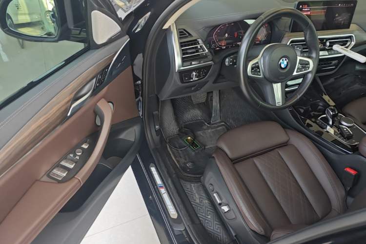 Used BMW X3 2022 Second Facelift xDrive30i Leading Edition M Night Sky Package Driver Seat