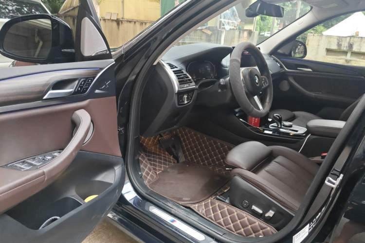 Used BMW X3 2022 Second Facelift xDrive30i Leading Edition M Night Sky Package Driver Seat