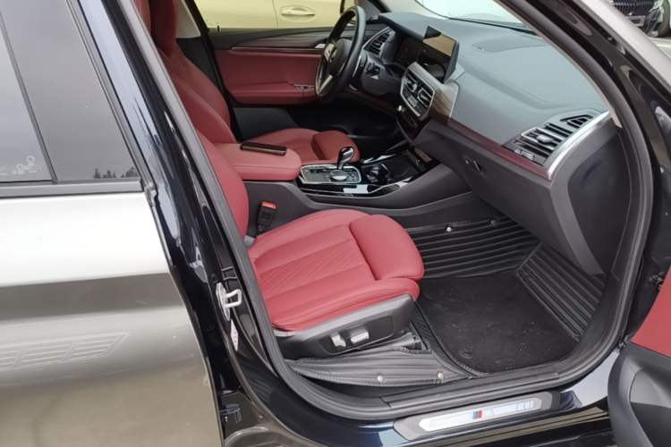 Used BMW X3 2022 Second Facelift xDrive30i Leading Edition M Night Sky Package Right Front Seat