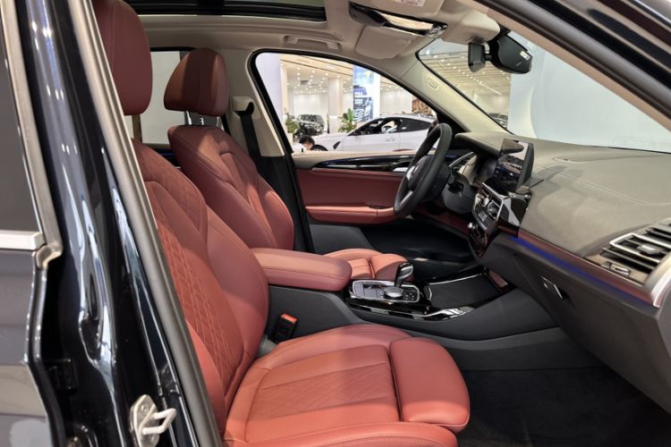 Used BMW X3 2023 xDrive25i M Sport Package Interior 6