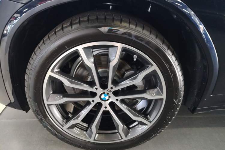 Used BMW X3 2023 Restyled xDrive30i Leading Edition M Night Sky Package Left Front Wheel Hub