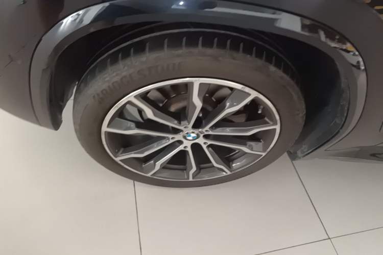 Used BMW X3 2023 Restyled xDrive30i Leading Edition M Night Sky Package Left Front Wheel Hub
