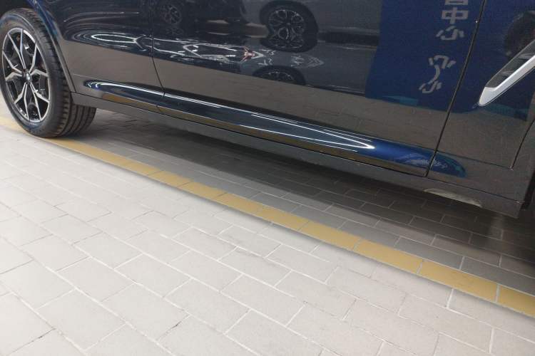 Used BMW X3 2023 xDrive25i M Sport Package Right Side Sill