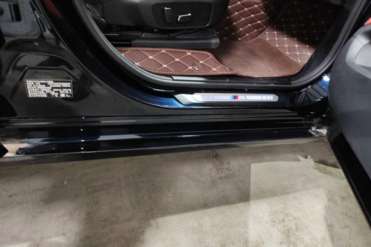 Used BMW X3 2023 Restyled xDrive30i Leading Edition M Night Sky Package Right Side Sill