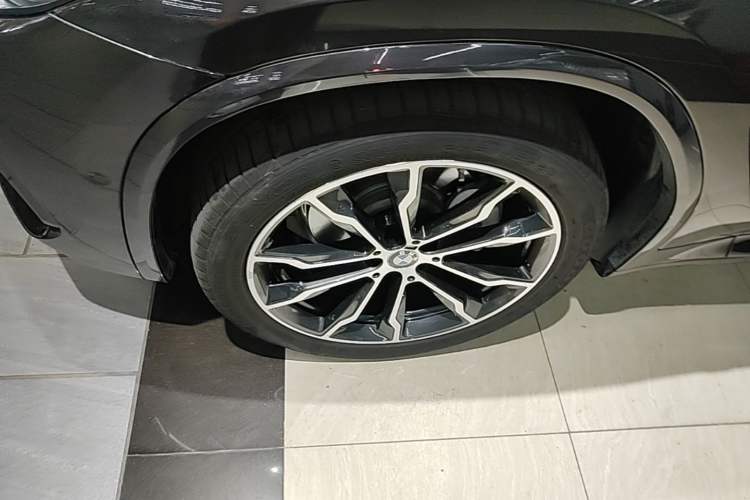 Used BMW X3 2023 Restyled xDrive30i Leading Edition M Night Sky Package Left Front Wheel Hub