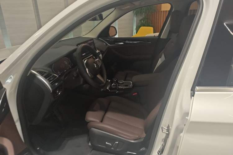 Used BMW X3 2023 xDrive25i M Sport Package Left Front Seat