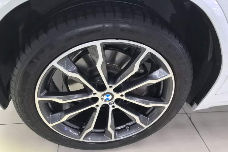 Used BMW X3 2023 Restyled xDrive30i Leading Edition M Night Sky Package Left Front Wheel Hub