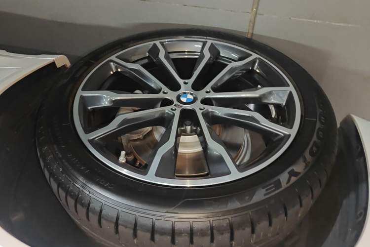 Used BMW X3 2023 Restyled xDrive30i Leading Edition M Night Sky Package Left Front Wheel Hub
