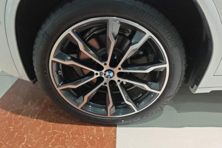 Used BMW X3 2023 Restyled xDrive30i Leading Edition M Night Sky Package Left Front Wheel Hub