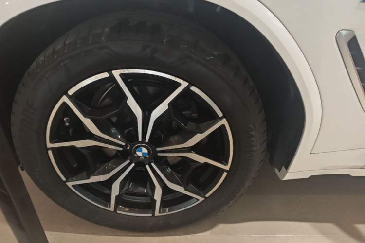 Used BMW X3 2023 xDrive25i M Sport Package Left Front Wheel Hub