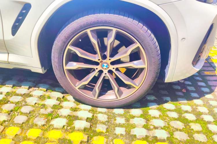Used BMW X3 2023 Restyled xDrive30i Leading Edition M Night Sky Package Right Front Wheel Hub
