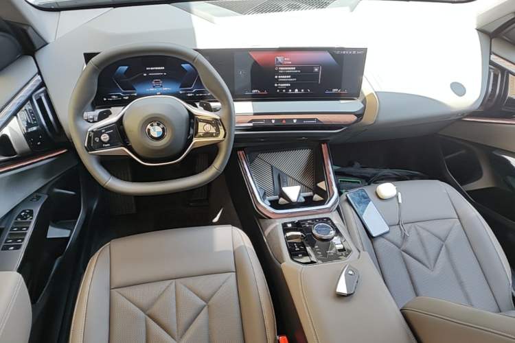 Used BMW X3 2025 xDrive25L Luxury Package Center Console