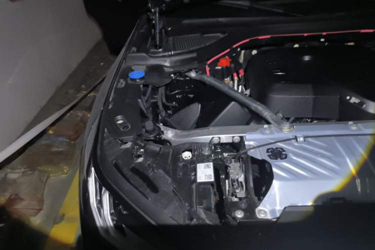 Used BMW X3 2025 xDrive25L Luxury Package Engine Bay Right