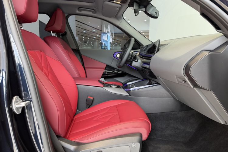 Used BMW X3 2025 xDrive25L Luxury Package Interior 10