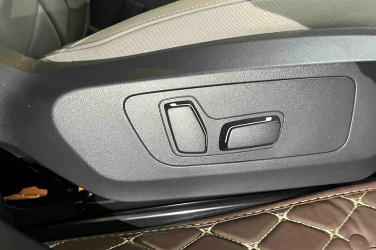 Used BMW X3 2025 xDrive25L Luxury Package Interior 12