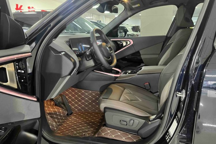 Used BMW X3 2025 xDrive25L Luxury Package Interior 5