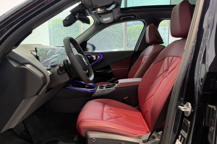 Used BMW X3 2025 xDrive25L Luxury Package Interior 6