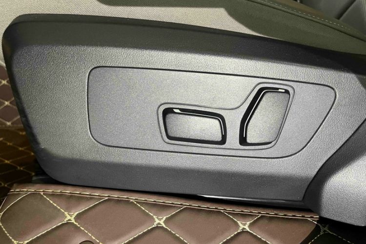 Used BMW X3 2025 xDrive25L Luxury Package Interior 8