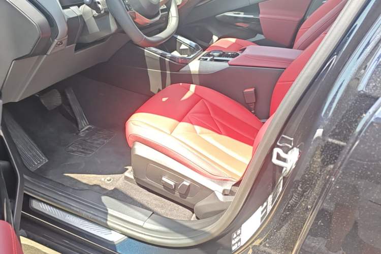Used BMW X3 2025 xDrive25L Luxury Package Left Front Seat